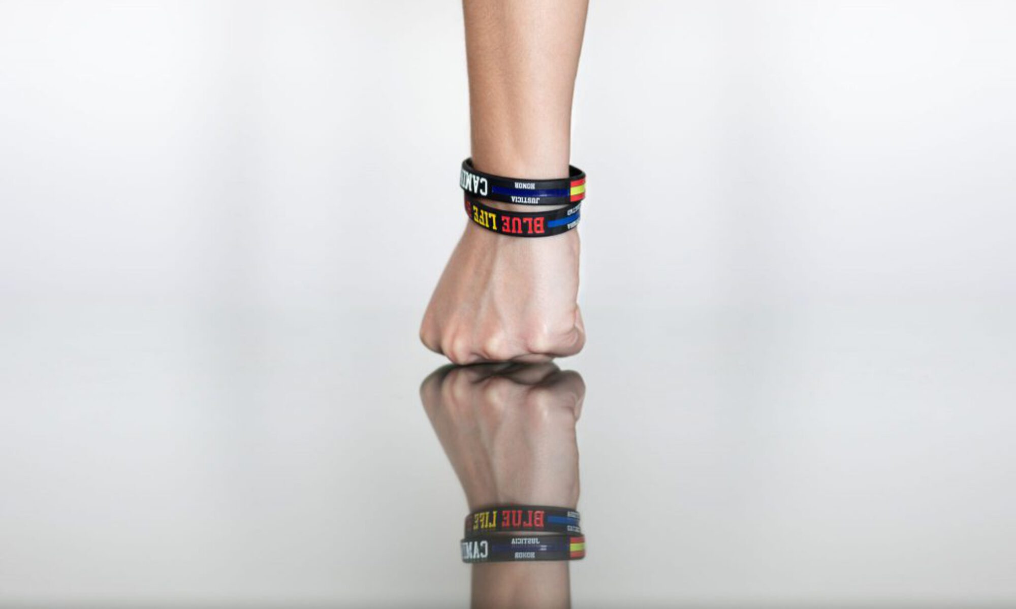 Mano con pulsera